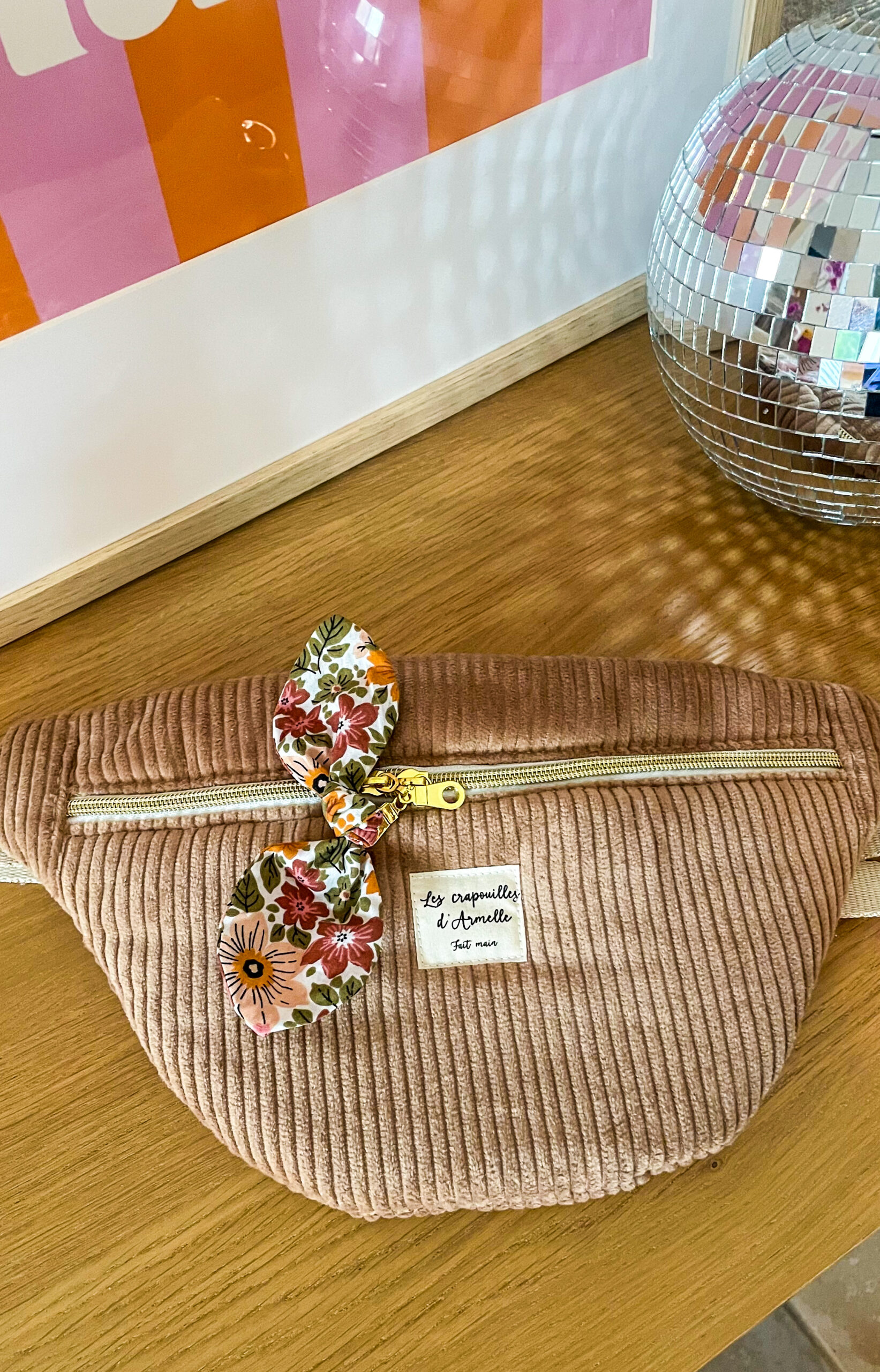Sac banane velours camel et fleuri
