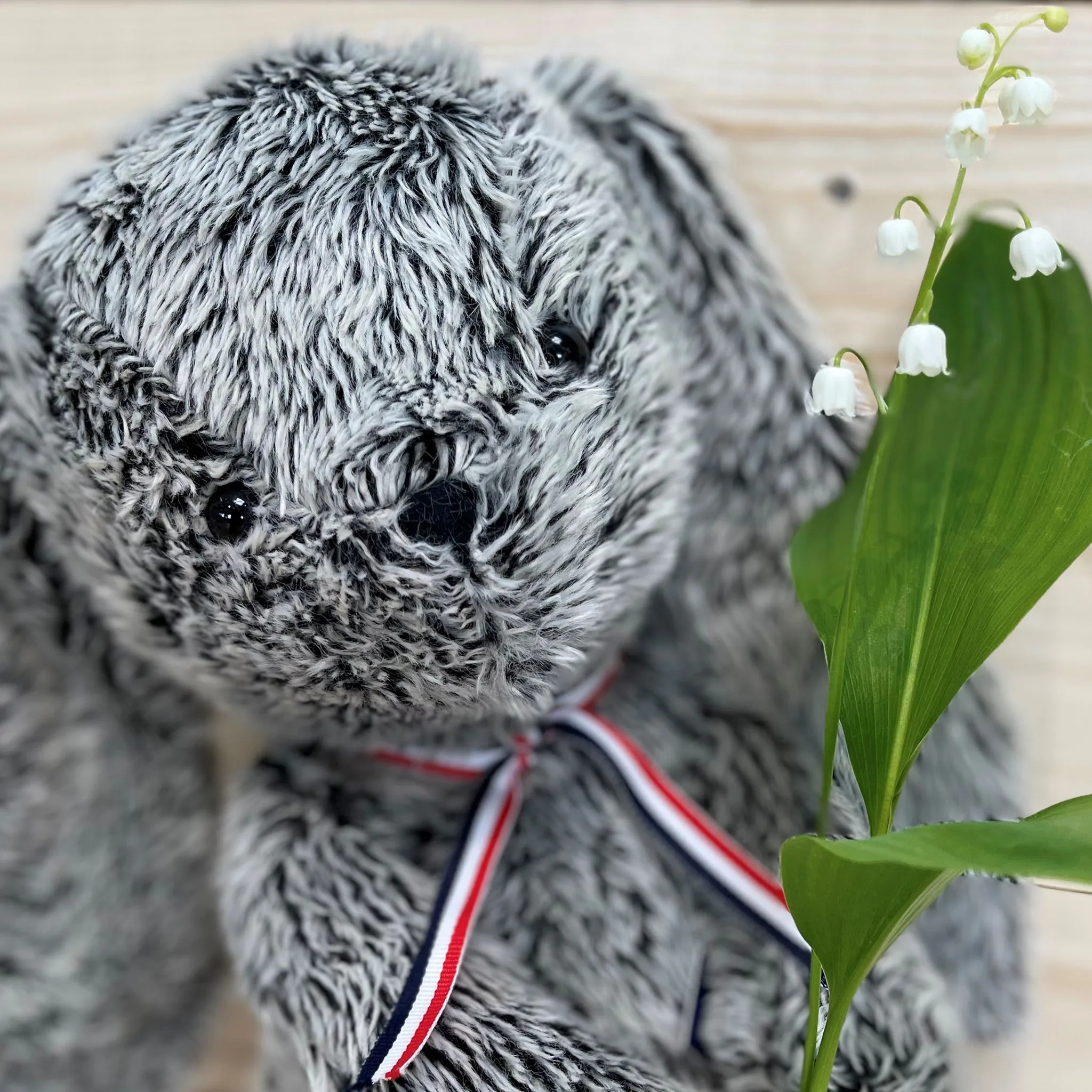 Lapin peluche Alexandre gris – Maïlou fabriqué en France – Image 3