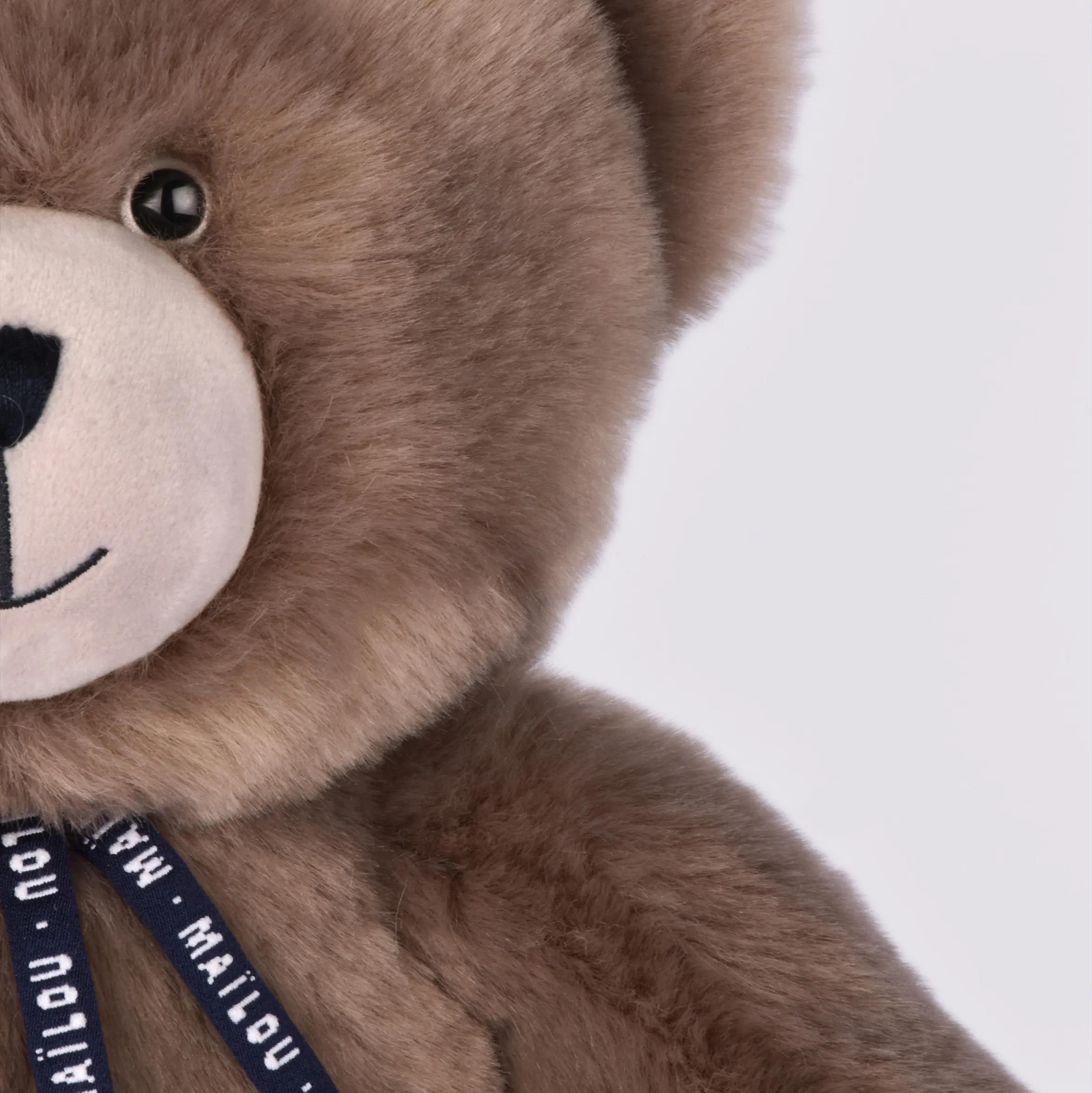 L’ours Maïlou Peluche Taupe – Peluche élégante Made in France – Image 2