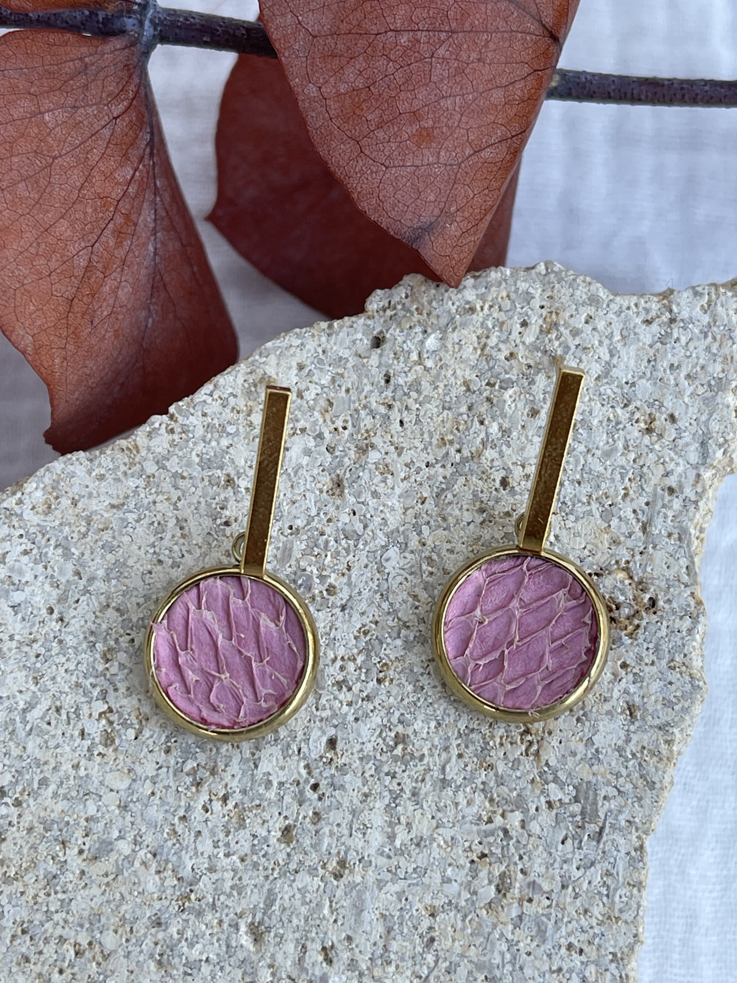 Lise – Boucles d’Oreilles en Cuir de Saumon – Image 2