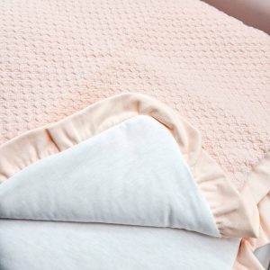 Couverture rose bébé personnalisée gaufrée